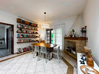 Casa - Sobrado com 4 quartos (sendo 1 suite(s)) a 400,00 metros praia.