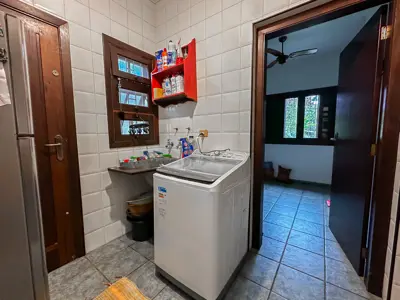 Casa - Sobrado com 4 quartos (sendo 1 suite(s)) a 400,00 metros praia.