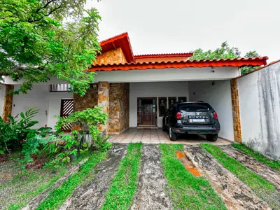 Casa - Sobrado com 4 quartos (sendo 1 suite(s)) a 400,00 metros praia.