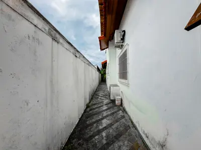 Casa - Sobrado com 4 quartos (sendo 1 suite(s)) a 400,00 metros praia.