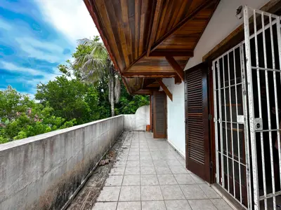Casa - Sobrado com 4 quartos (sendo 1 suite(s)) a 400,00 metros praia.