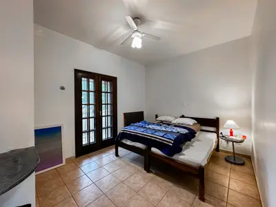 Casa - Sobrado com 4 quartos (sendo 1 suite(s)) a 400,00 metros praia.