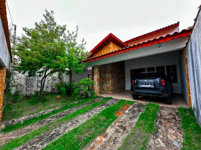 Casa - Sobrado com 4 quartos (sendo 1 suite(s)) a 400,00 metros praia.