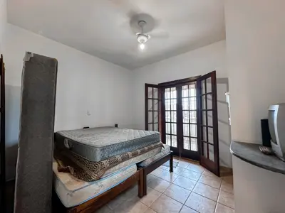 Casa - Sobrado com 4 quartos (sendo 1 suite(s)) a 400,00 metros praia.