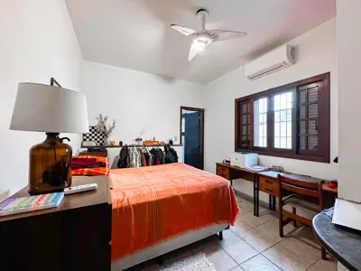 Casa - Sobrado com 4 quartos (sendo 1 suite(s)) a 400,00 metros praia.