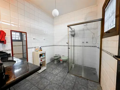 Casa - Sobrado com 4 quartos (sendo 1 suite(s)) a 400,00 metros praia.