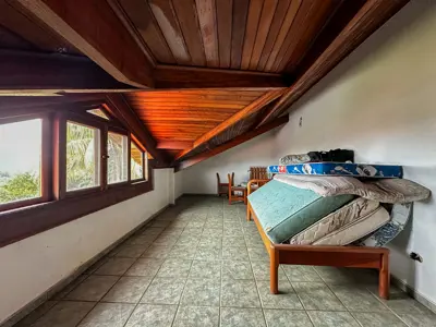 Casa - Sobrado com 4 quartos (sendo 1 suite(s)) a 400,00 metros praia.