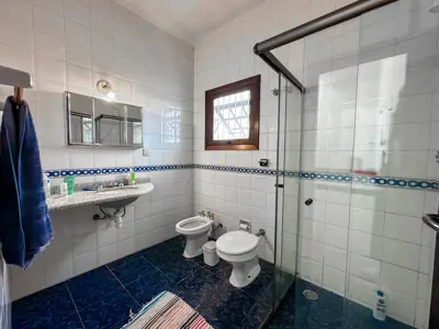 Casa - Sobrado com 4 quartos (sendo 1 suite(s)) a 400,00 metros praia.