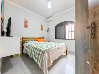 Casa - Térrea com 3 quartos (sendo 1 suite(s)) a 300,00 metros praia.