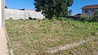 Terreno - Esquina com  quartos  a 2000,00 metros praia.