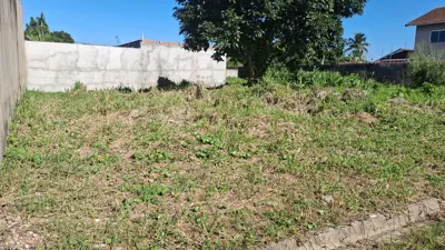 Terreno - Esquina com  quartos  a 2000,00 metros praia.