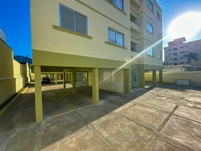 Apartamento - Amplo com 2 quartos (sendo 1 suite(s)) a 800,00 metros praia.