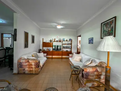 Casa - Térrea com 3 quartos (sendo 1 suite(s)) a 200,00 metros praia.