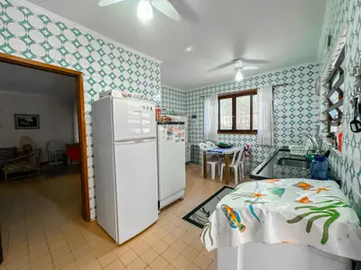 Casa - Térrea com 3 quartos (sendo 1 suite(s)) a 200,00 metros praia.