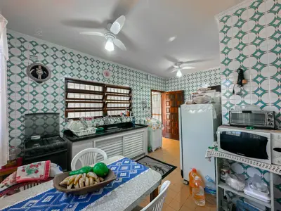 Casa - Térrea com 3 quartos (sendo 1 suite(s)) a 200,00 metros praia.