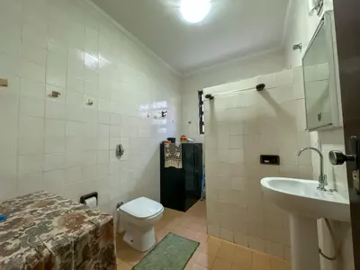 Casa - Térrea com 3 quartos (sendo 1 suite(s)) a 200,00 metros praia.