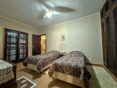 Casa - Térrea com 3 quartos (sendo 1 suite(s)) a 200,00 metros praia.