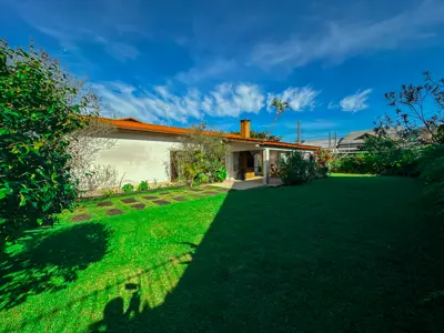 Casa - Térrea com 3 quartos (sendo 1 suite(s)) a 200,00 metros praia.