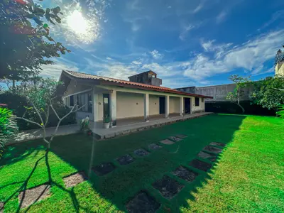 Casa - Térrea com 3 quartos (sendo 1 suite(s)) a 200,00 metros praia.