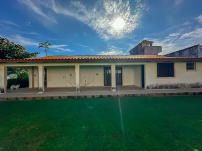 Casa - Térrea com 3 quartos (sendo 1 suite(s)) a 200,00 metros praia.