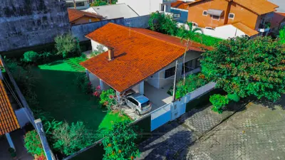 Casa - Térrea com 3 quartos (sendo 1 suite(s)) a 200,00 metros praia.