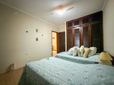 Casa - Térrea com 3 quartos (sendo 1 suite(s)) a 200,00 metros praia.