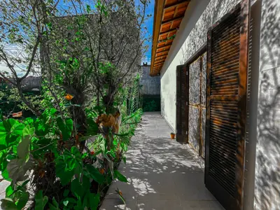Casa - Térrea com 3 quartos (sendo 1 suite(s)) a 200,00 metros praia.