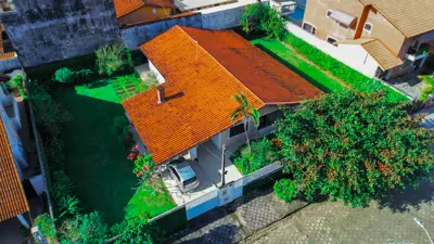 Casa - Térrea com 3 quartos (sendo 1 suite(s)) a 200,00 metros praia.