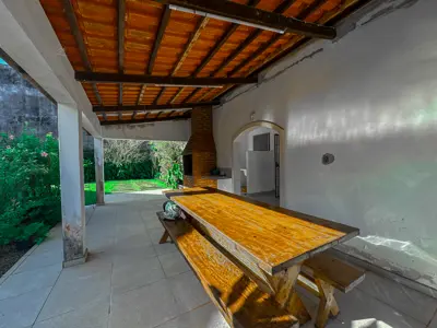 Casa - Térrea com 3 quartos (sendo 1 suite(s)) a 200,00 metros praia.