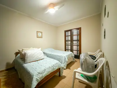 Casa - Térrea com 3 quartos (sendo 1 suite(s)) a 200,00 metros praia.