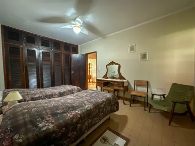 Casa - Térrea com 3 quartos (sendo 1 suite(s)) a 200,00 metros praia.