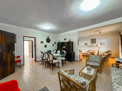Casa - Térrea com 3 quartos (sendo 1 suite(s)) a 200,00 metros praia.