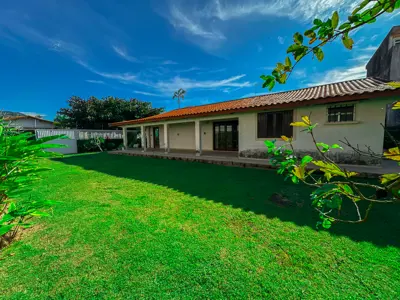 Casa - Térrea com 3 quartos (sendo 1 suite(s)) a 200,00 metros praia.