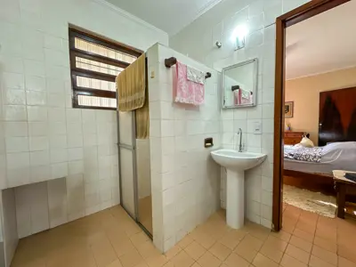 Casa - Térrea com 3 quartos (sendo 1 suite(s)) a 200,00 metros praia.