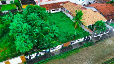 Terreno - Amplo com  quartos  a 200,00 metros praia.