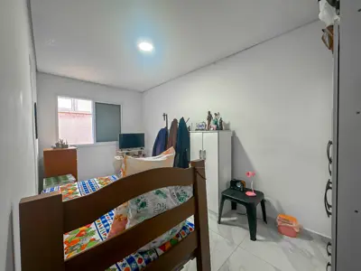 Kitnet - Ampla com 1 quartos  a 100,00 metros praia.