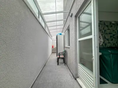 Kitnet - Ampla com 1 quartos  a 100,00 metros praia.