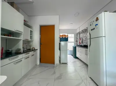 Kitnet - Ampla com 1 quartos  a 100,00 metros praia.
