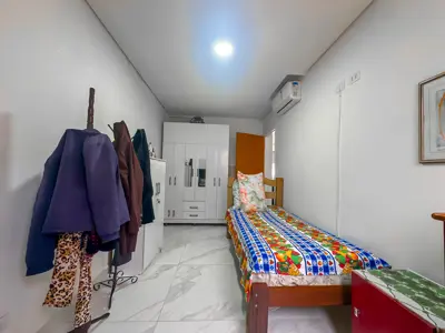 Kitnet - Ampla com 1 quartos  a 100,00 metros praia.