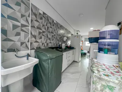 Kitnet - Ampla com 1 quartos  a 100,00 metros praia.