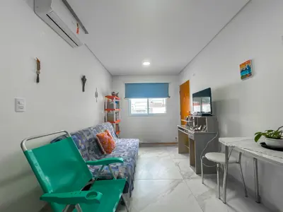 Kitnet - Ampla com 1 quartos  a 100,00 metros praia.