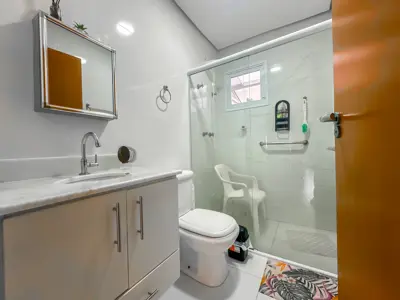 Kitnet - Ampla com 1 quartos  a 100,00 metros praia.