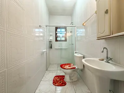 Casa - Edícula com 2 quartos (sendo 2 suite(s)) a 700,00 metros praia.