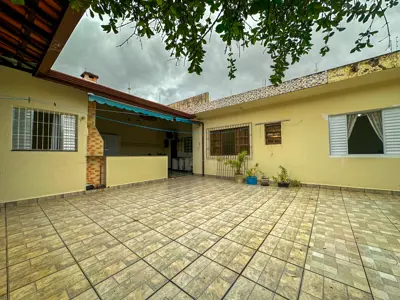 Casa - Edícula com 2 quartos (sendo 2 suite(s)) a 700,00 metros praia.