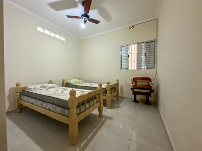Casa - Edícula com 2 quartos (sendo 2 suite(s)) a 700,00 metros praia.