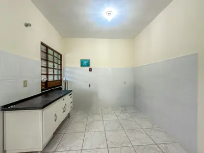 Casa - Edícula com 2 quartos (sendo 2 suite(s)) a 700,00 metros praia.