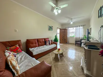 Casa - Edícula com 2 quartos (sendo 2 suite(s)) a 700,00 metros praia.