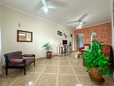 Casa - Edícula com 2 quartos (sendo 2 suite(s)) a 700,00 metros praia.