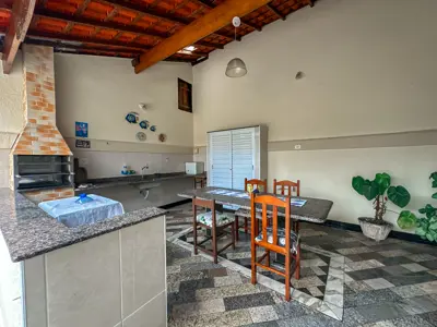 Casa - Edícula com 2 quartos (sendo 2 suite(s)) a 700,00 metros praia.