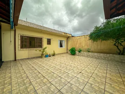 Casa - Edícula com 2 quartos (sendo 2 suite(s)) a 700,00 metros praia.